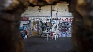 Vidas temporeras en una fábrica en ruinas a las afueras de Valencia