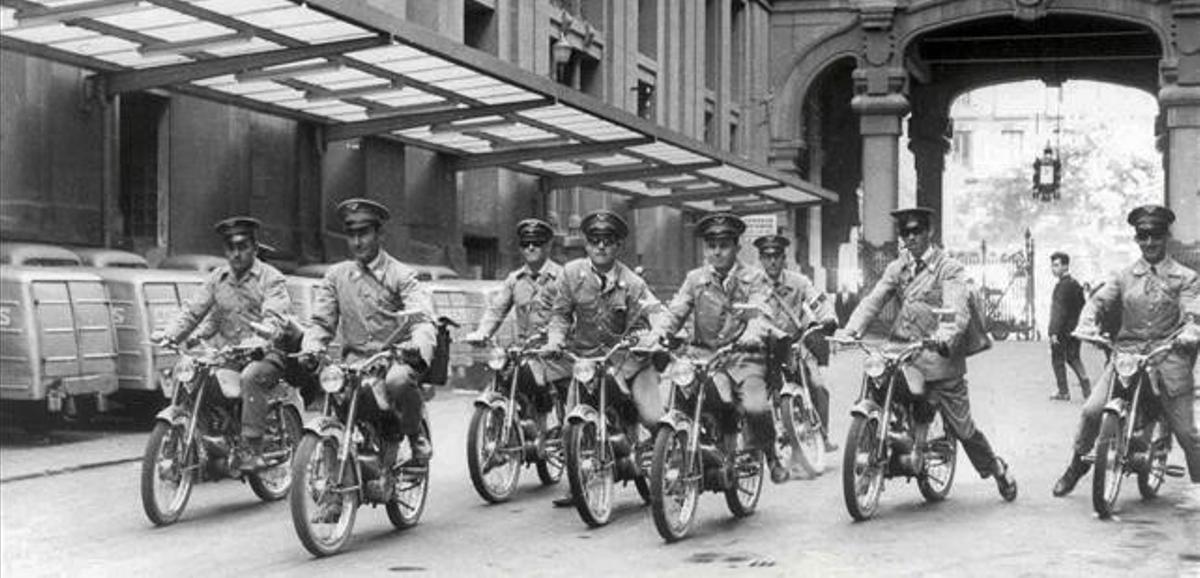 Carteros en moto en 1965.