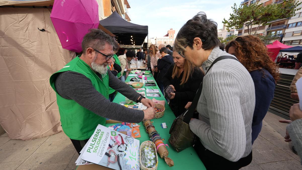 Una asociación recaudó fondos con pulseras solidarias.