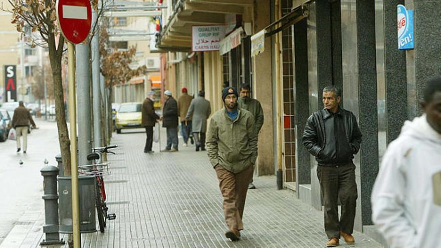 El carrer Torras i Bages, al centre de Salt, és un dels indrets amb gran concentració d&#039;habitants en poc espai.