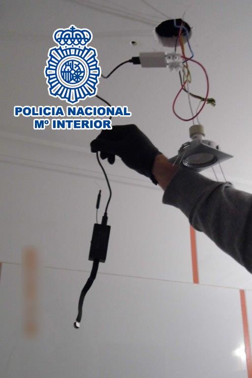La minicámara hallada en el cuarto de baño de la víctima