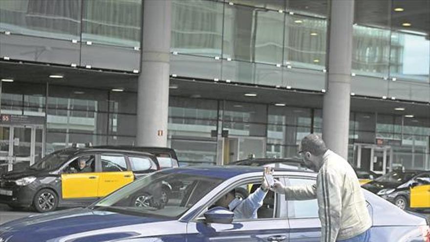 El Gobierno protege con una ley al sector del taxi frente a Uber y Cabify
