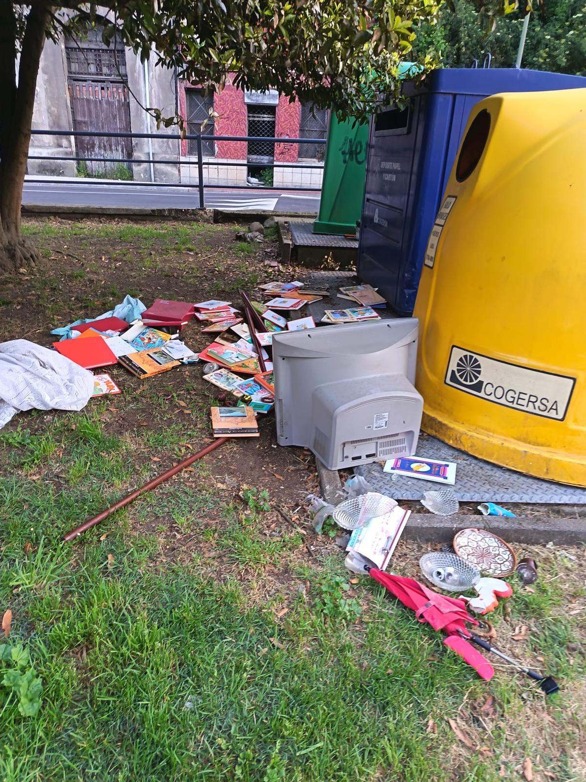 Aspecto de los contenedores de recogida selectiva de residuos de Cogersa en el Barrio Urquijo, en Langreo