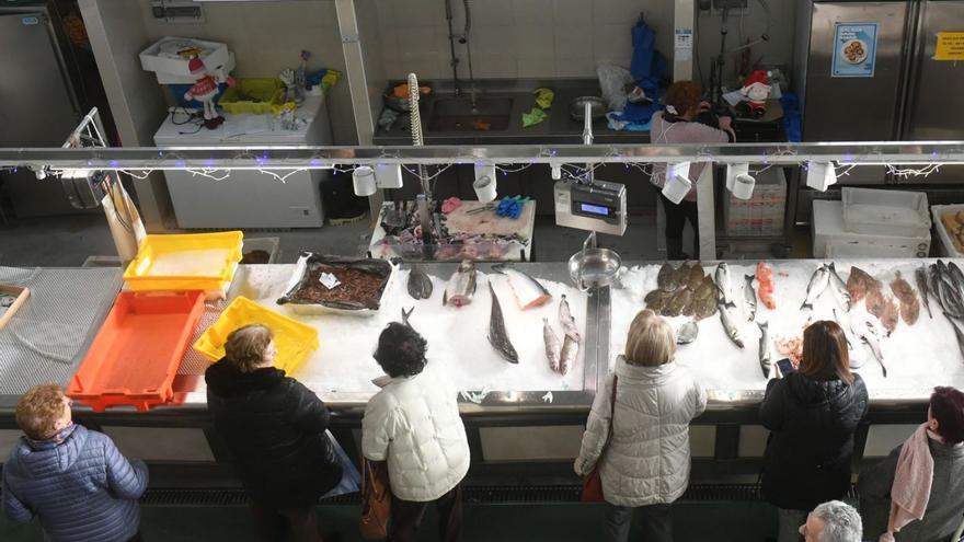 Gente comprando en 
el mercado de San 
Agustín.   | // CARLOS PARDELLAS