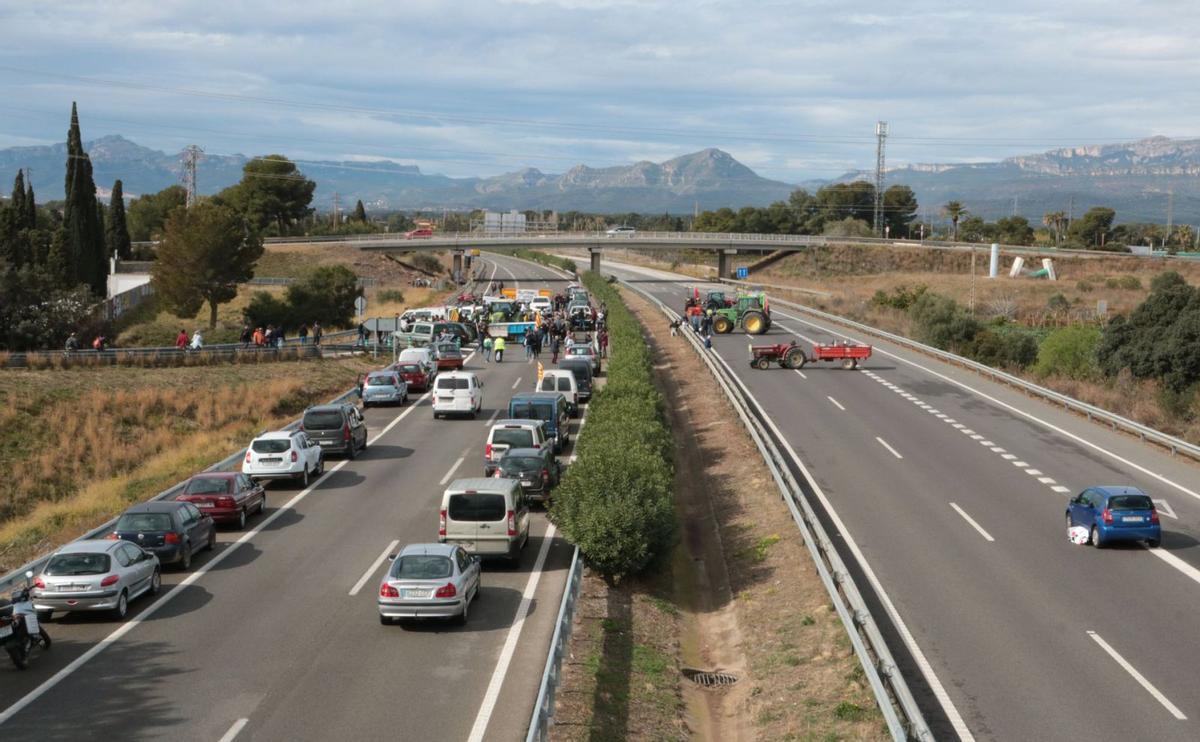 Los agricultores levantaron la AP-7 en Cambrils