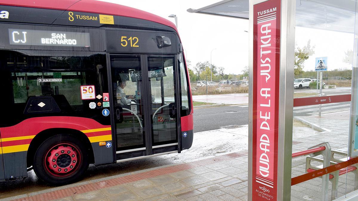 Un autobús de Tussam de la línea CJ, la otra ruta que llega hasta el barrio de Palmas Altas.