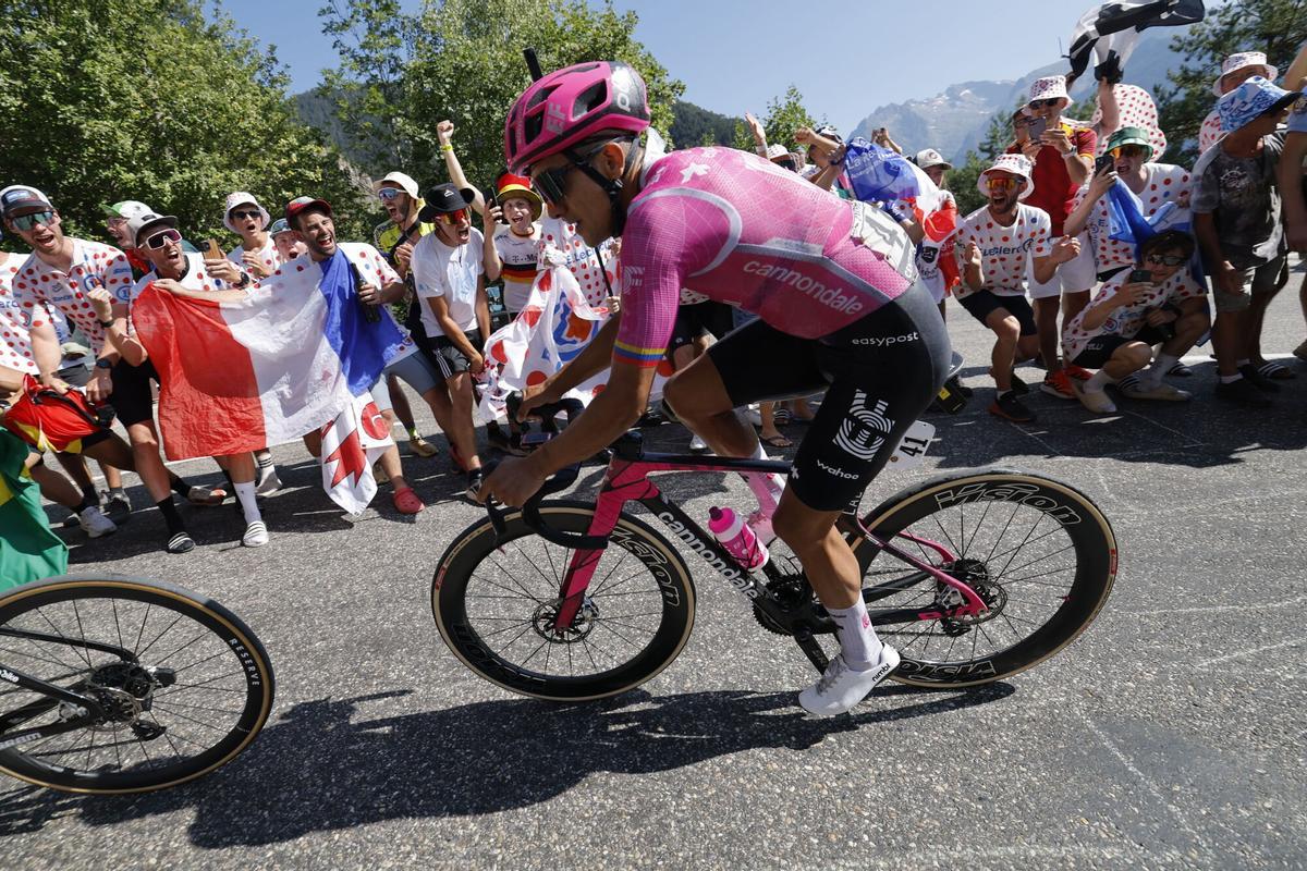 El ciclista ecuatoriano Richard Carapaz durante esta 19ª etapa del Tour de Francia 2026 que poco a poco llega a su fin. El ciclista ecuatoriano Richard Carapaz durante esta 19ª etapa del Tour de Francia 2026 que poco a poco llega a su fin.