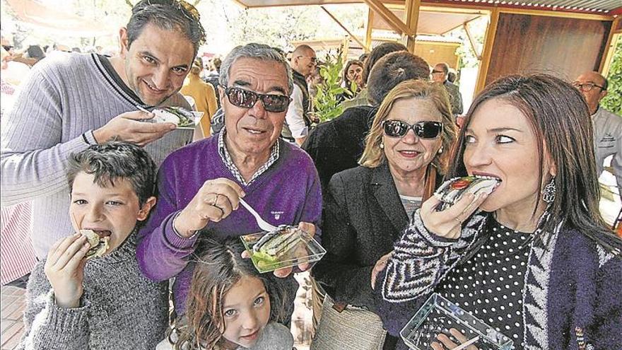 La segunda jornada de la feria Extregusta Cáceres inunda de gente el paseo de Cánovas