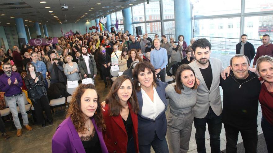 Ione Belarra, de rojo,con Isabel Faraldo a su izquierda, IreneMontero y Borja San Ramón, ayer en A Coruña.