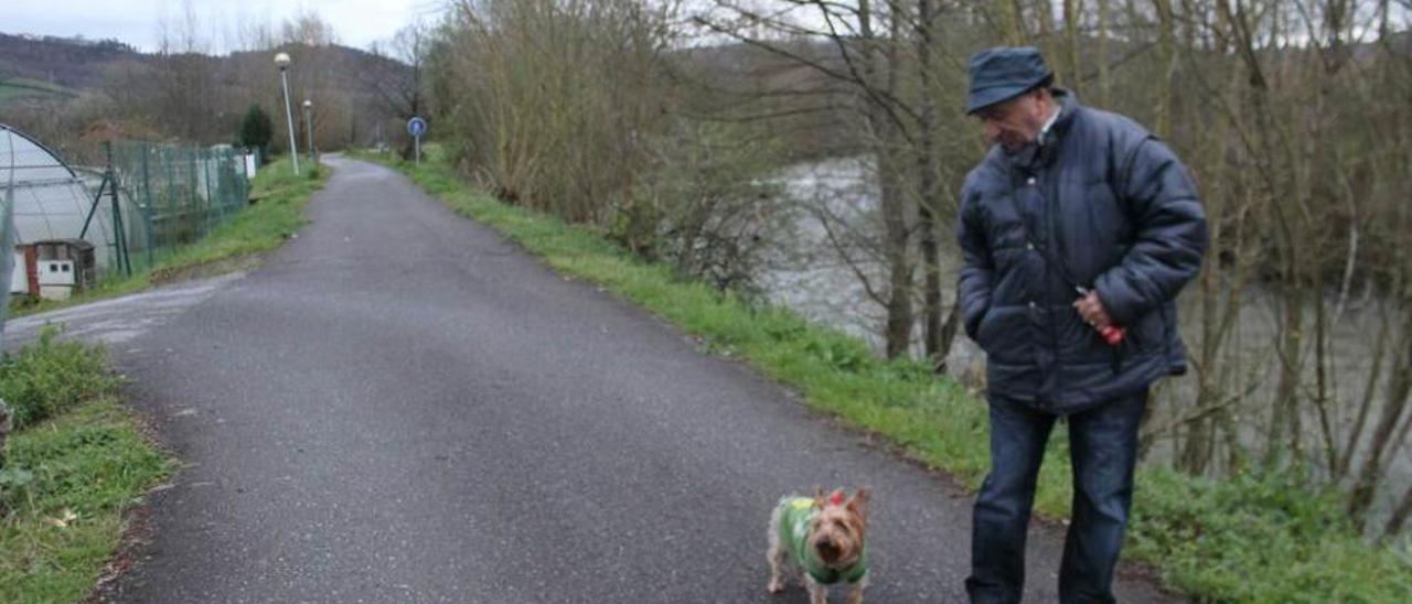 Darío Fernández, con su perrita &quot;Chispas&quot;, ayer, en el vial Urbano Arregui del paseo del Cubia.