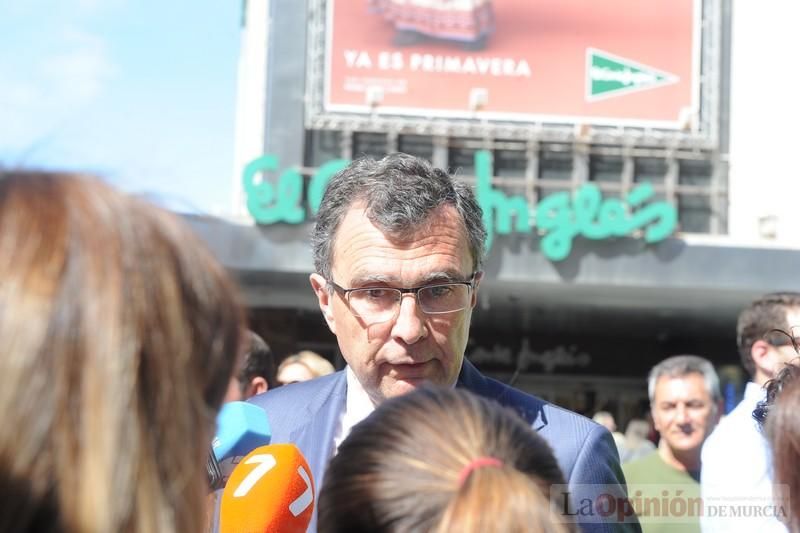 Concentración en la Avenida de la Libertad por la quema de la escultura floral