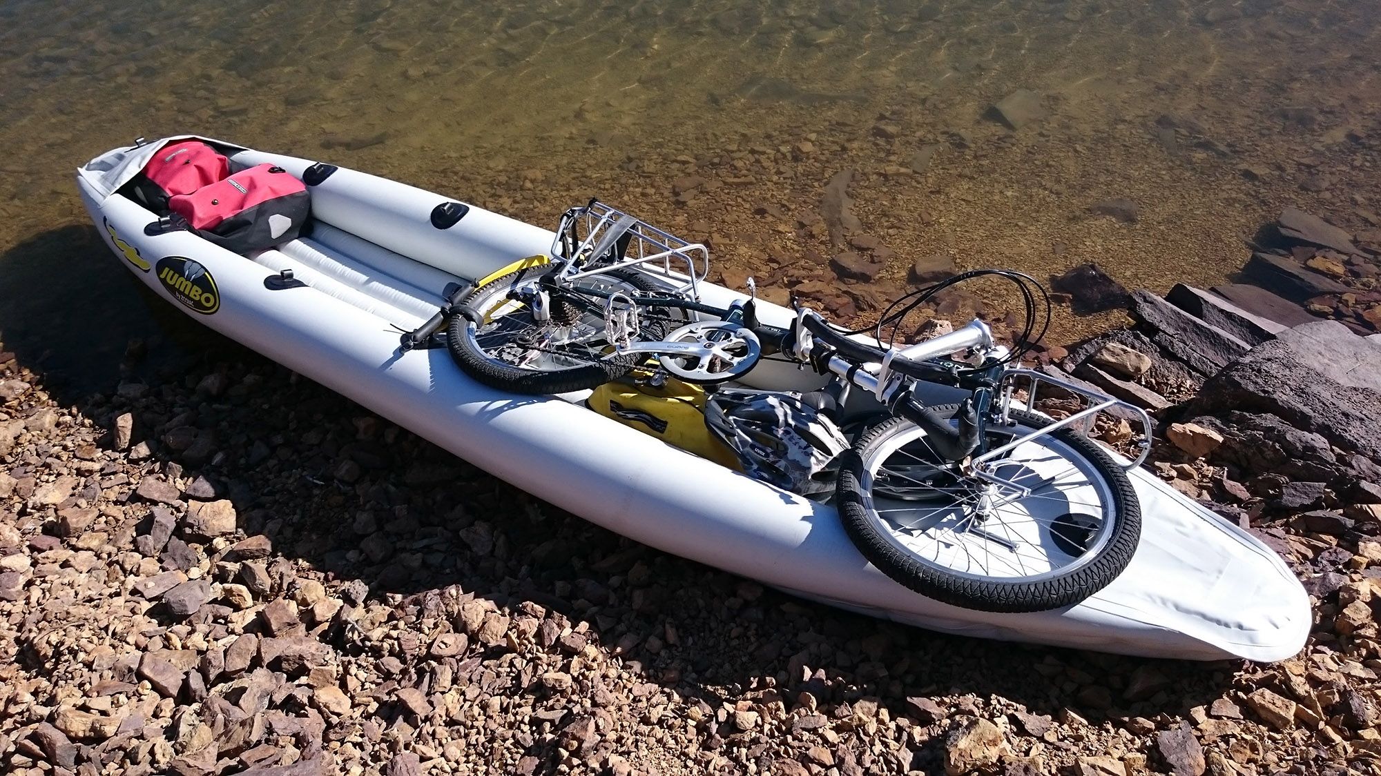 Material de una de sus rutas anfibias en kayak y bicicleta.