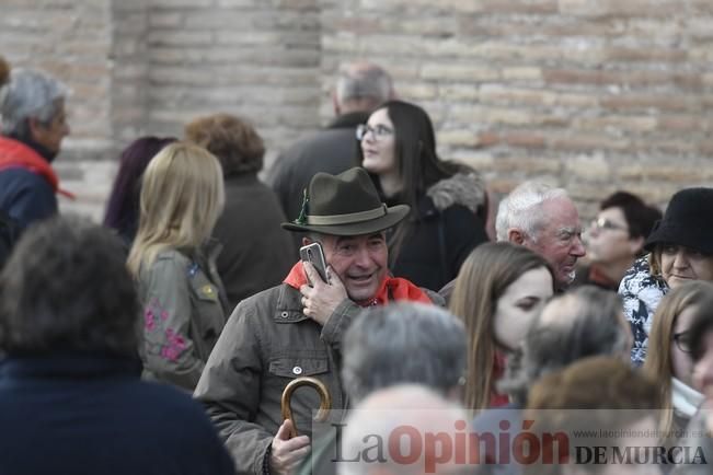 Los romeros acompañan a la Santa pese al frío.