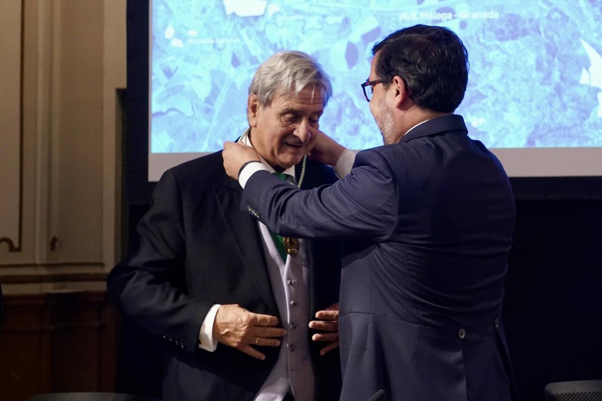 El presidente de la Academia Andaluza de Ciencias Económicas y del Territorio impone la medalla de académico a Salvador Moreno Peralta.