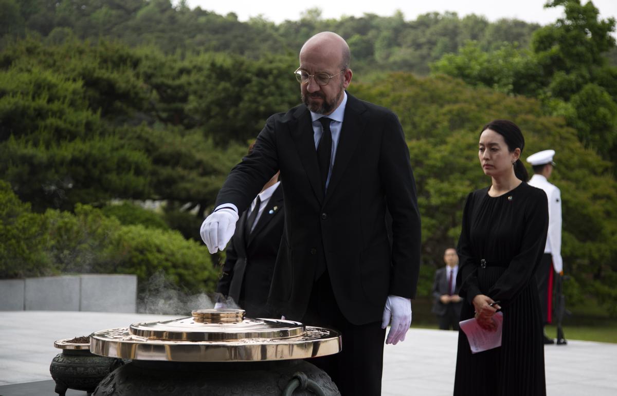 Von der Leyen y Michel visitan el Cementerio Nacional de Corea