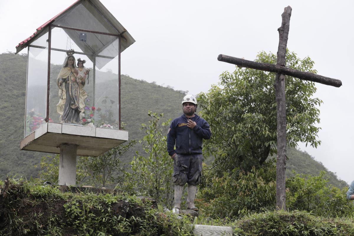 Equipos de rescate trabajan buscan desaparecidos tras una avalancha en Quetame, Colombia