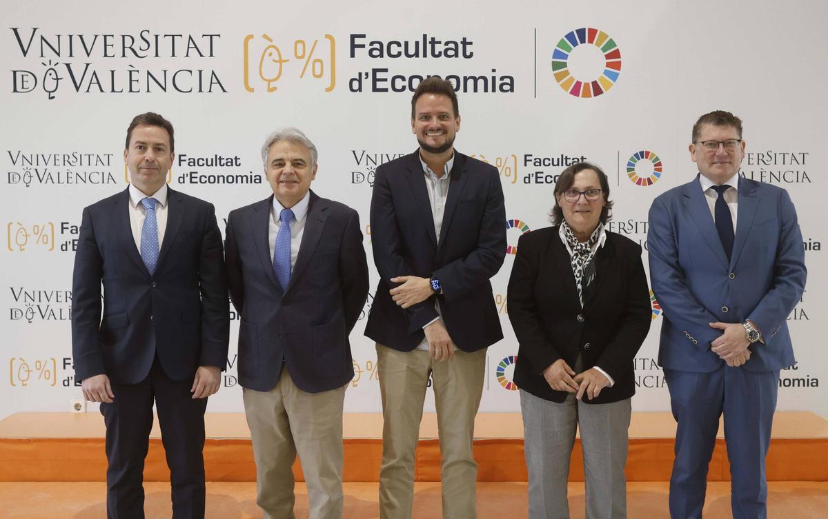 De izquierda a derecha: José Manuel Mieres, director de la Territorial Este de BBVA; Francisco Muñoz, decano de la Facultat d'Economia de la UV; Javier Juanes, cofundador y director ejecutivo de Casfid; Dra. Mª Ángeles Fernández, catedrática de Economía Financiera y Contabilidad de la Universitat Jaume I; y Alberto Carretón, director de Pymes de la Territorial Este de BBVA.