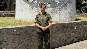 Nerea Galindo vestida con el uniforme legionario.
