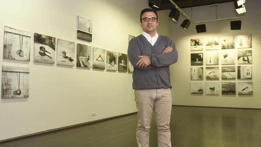 Salvador Corroto ante una exposición de Óscar Cabana.