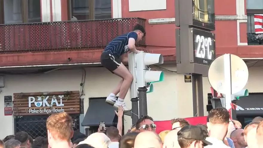 La hinchada inglesa toma las calles de Bilbao, blindadas por las fuerzas de seguridad