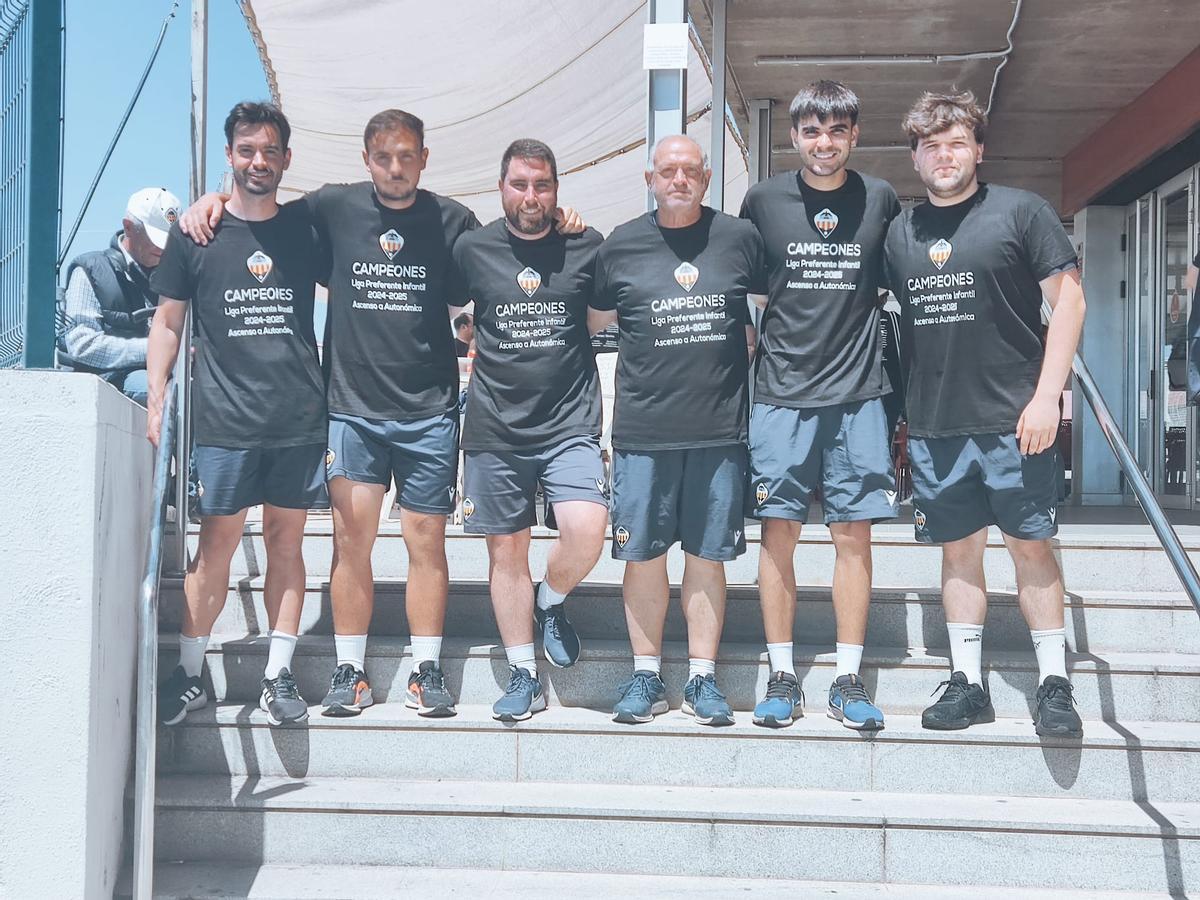 El cuerto técnico del Infantil A encabezado por Ian Molina y Antonio Corbacho.