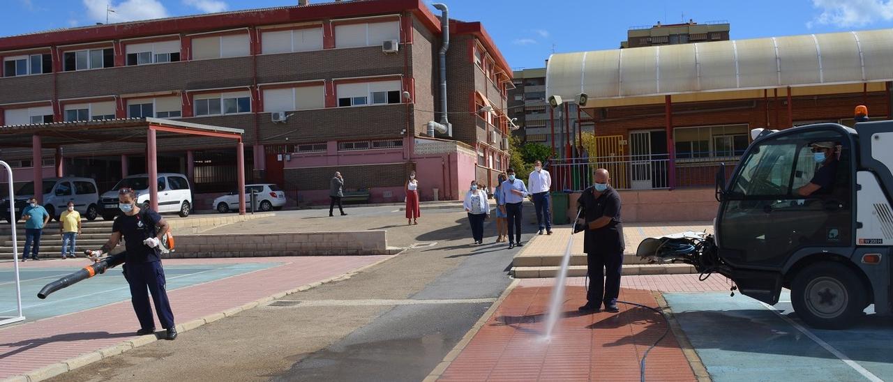 Trabajos de limpieza ayer en un colegio de Alicante, coincidiendo con la visita del alcalde, Luis Barcala, junto a otros concejales del equipo de gobierno.