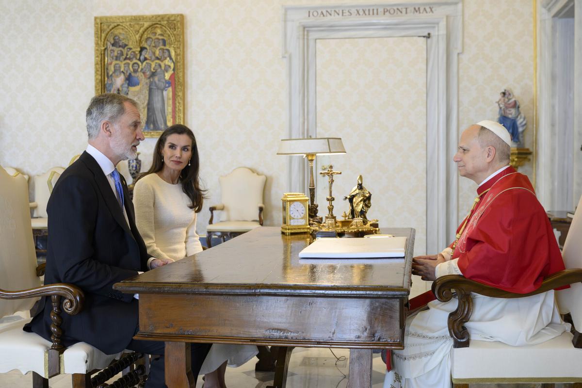 Felipe VI y la reina Letizia llegan al Vaticano para su audiencia con León XIV.