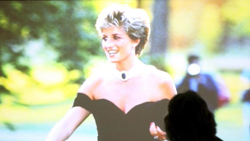 El famoso vestido negro de la venganza de Lady Di vuelve a subasta: ¿300.000 dólares o más de un millón?