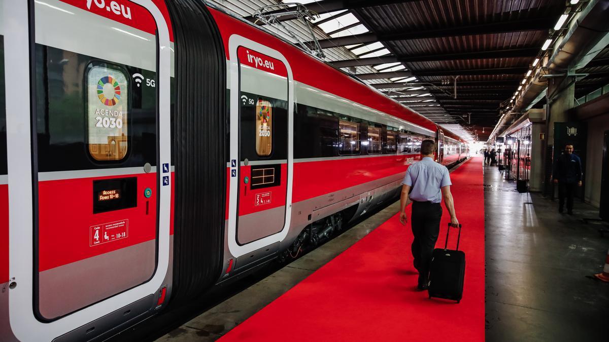 Un tren de la companyia Iryo a l&#039;estació d&#039;Atocha de Madrid