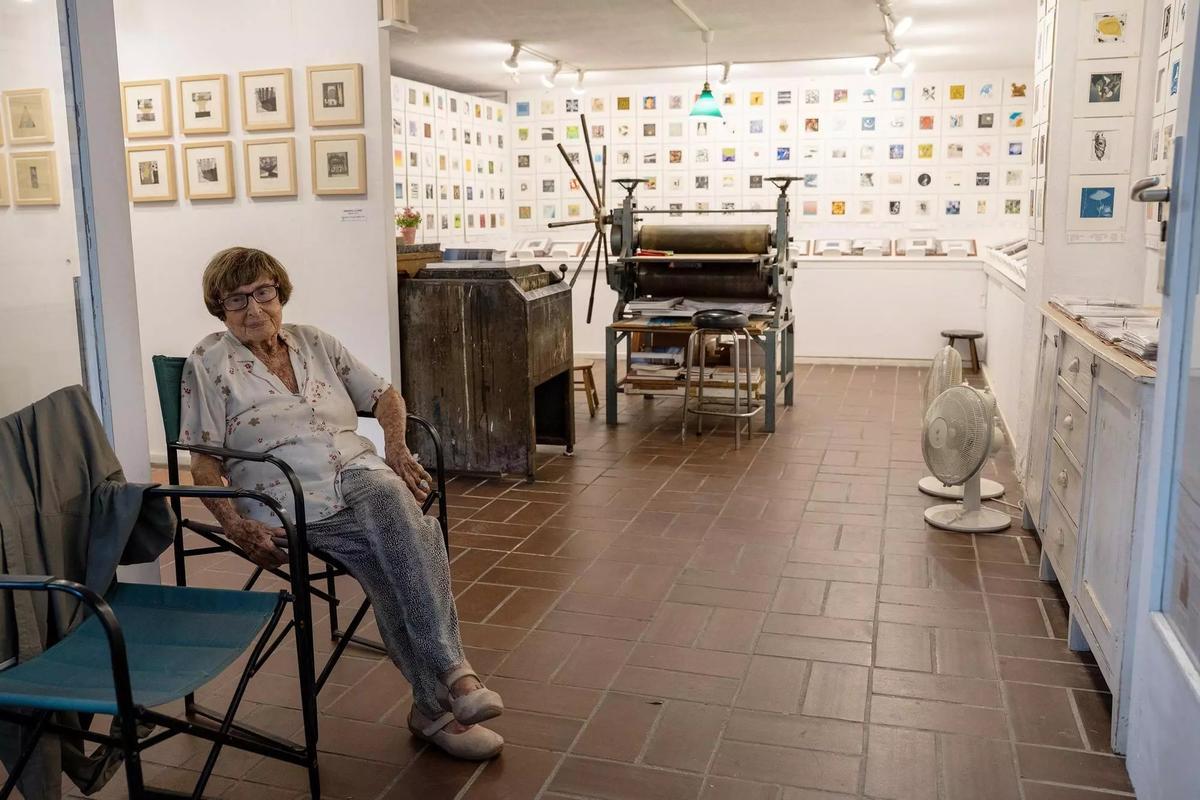 Mercè Barberà en el taller-galería Fort de Cadaqués rodeada de todos los grabados participantes en el concurso Mini Print 2026.