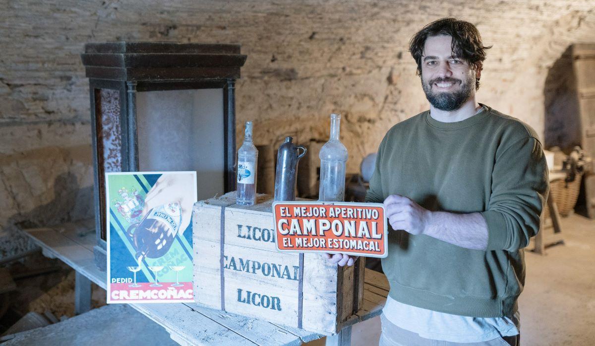 Lluis Serra amb material gràfic de la licoreria Camponal que han salvaguardat els descendets de la família de Ros