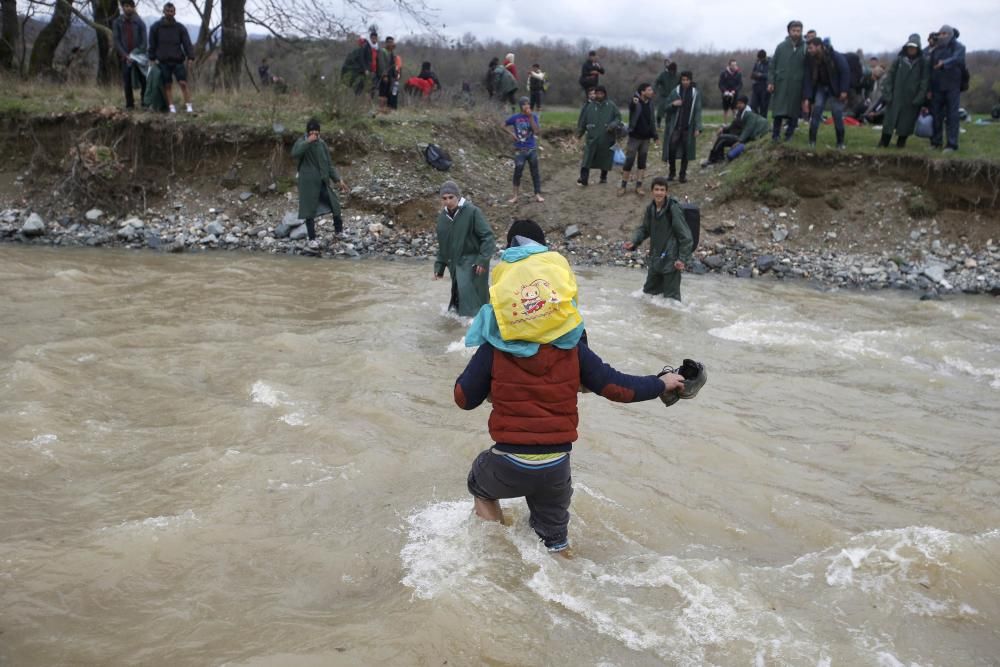 Miles de refugiados cruzan un río para acceder a Macedonia