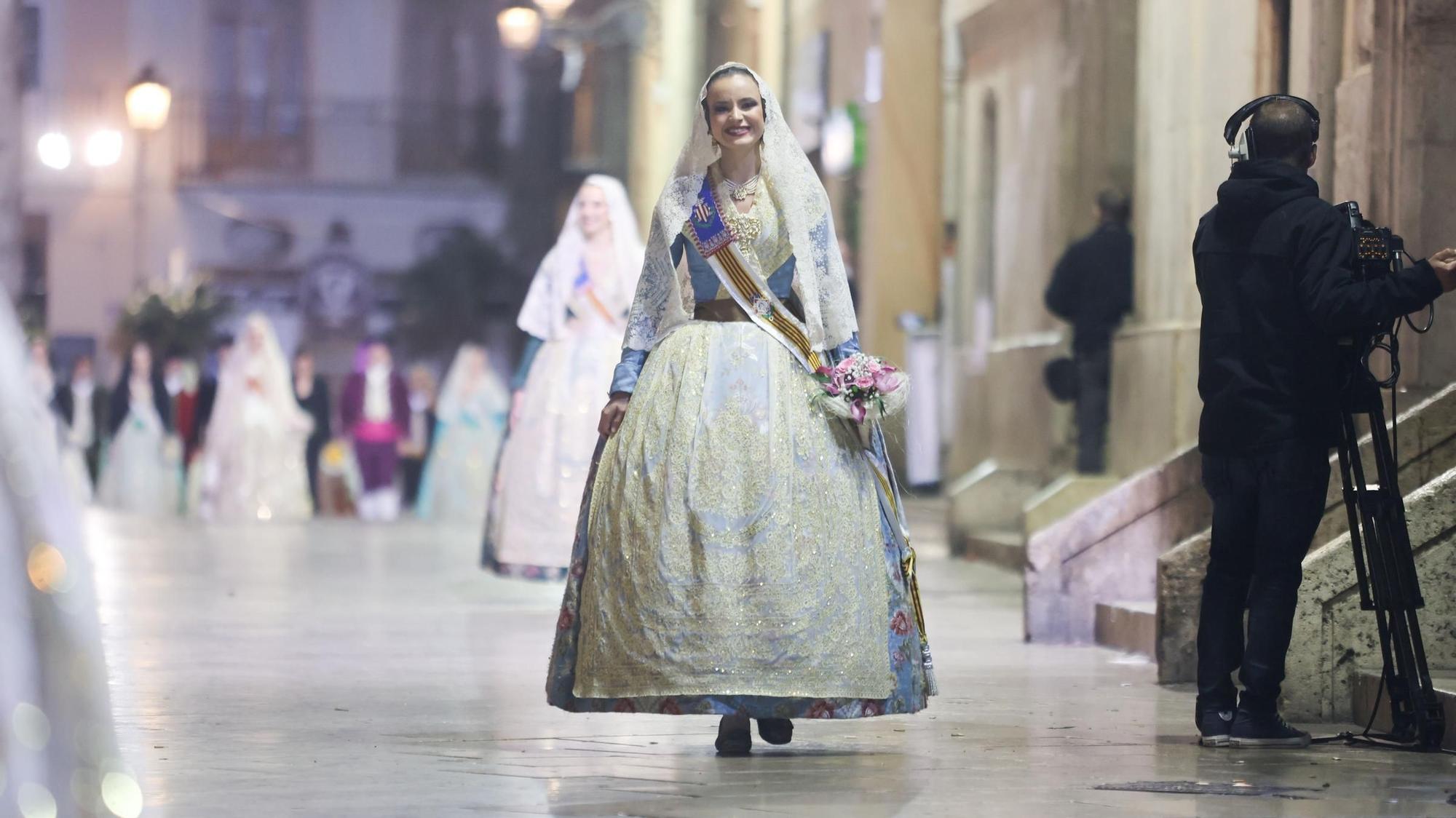 La fallera mayor de Valencia, María Estela Arlandis, ofrenda a la Virgen