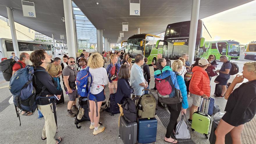 Los buses directos a Lavacolla y Sá Carneiro debilitan (aún más) a Peinador