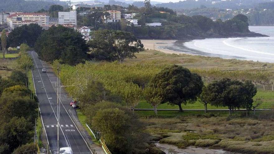 Tramo de la carretera de playa Grande de Miño con plazas de aparcamiento libres, a la izquierda.