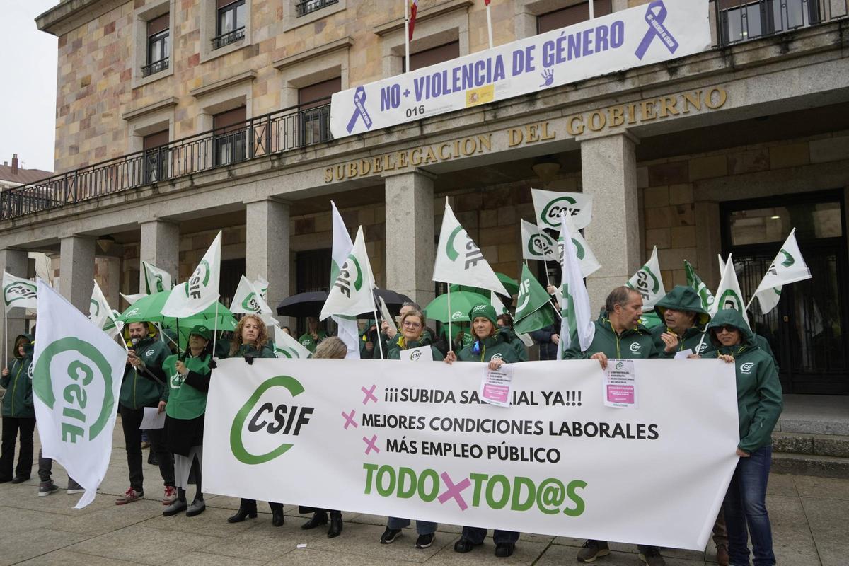 CSIF durante su movilización ante la Subdelegación del Gobierno.