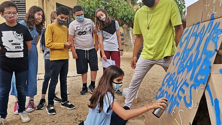 L’artista Fert i alumnes de l’escola de Cabanes treballen l’art del muralisme