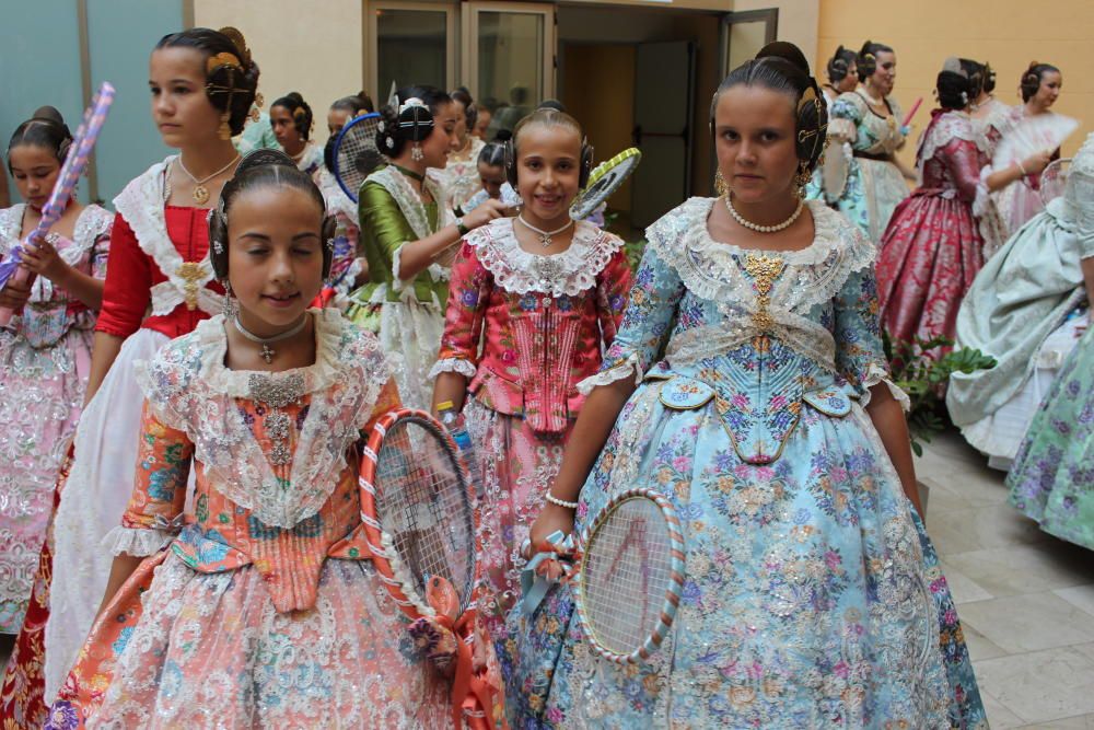 Tres generaciones de falleras en la Batalla de Flores