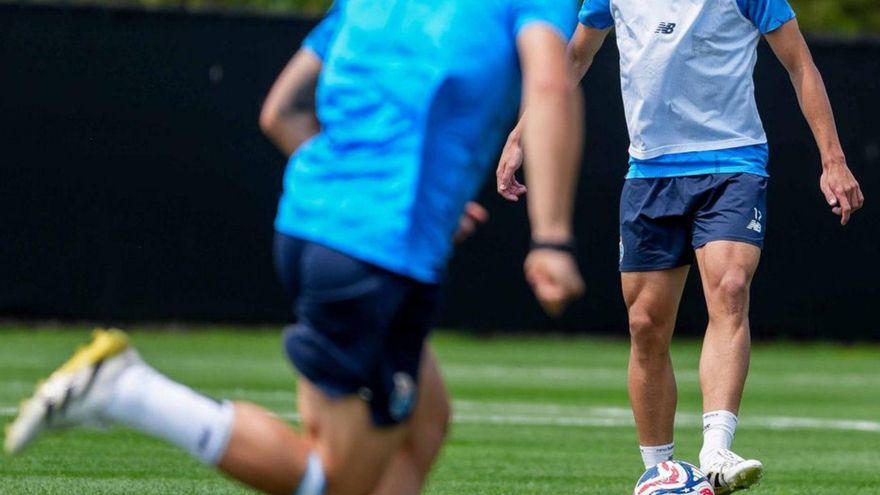 Veiga, en un entrenamiento con el Oporto. | | FCPORTO