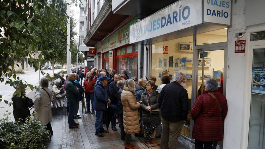 Grupo de personas esperando turno en una agencia.  | // GUSTAVO SANTOS