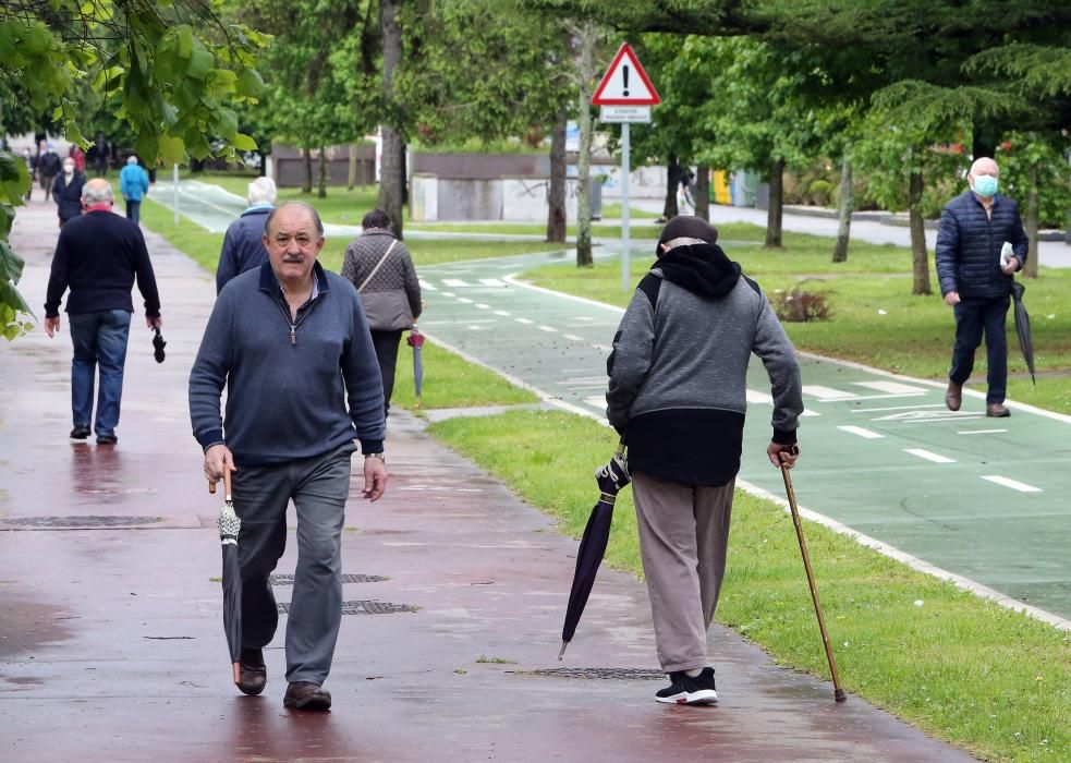 Los mayores de 70 y las personas dependientes de Vigo aprovecharon este sábado el primer día para salir a la calle durante la desescalada de medidas del coronavirus.