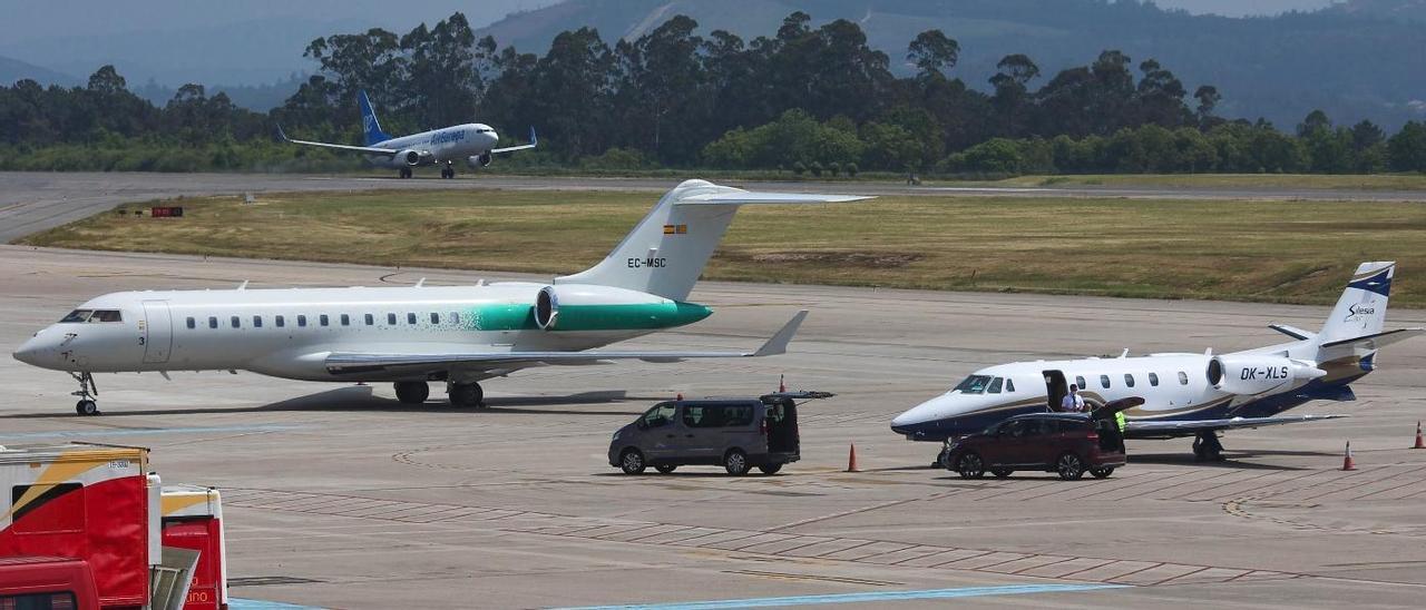 Primeros aviones que llegaron hoy al aeropuerto de Vigo por la final de la Champions en Oporto.