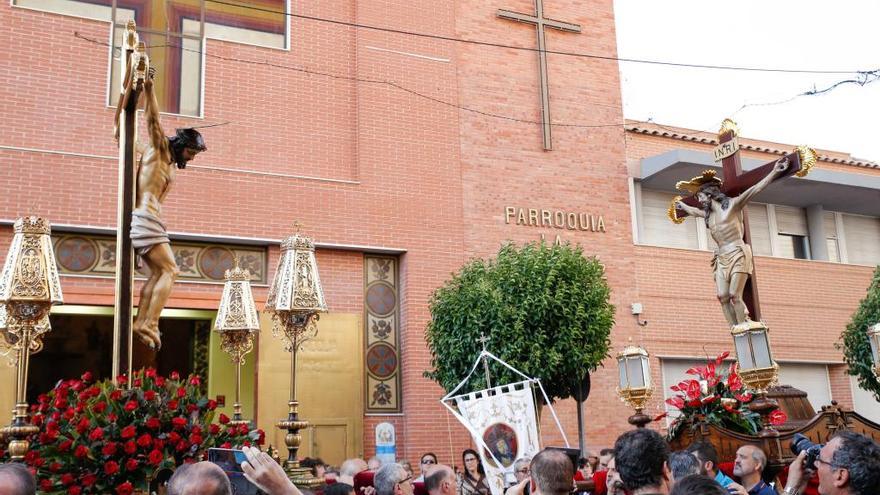 El crucificado de Petrer y el Cristo del Buen Suceso de Elda se encuentran