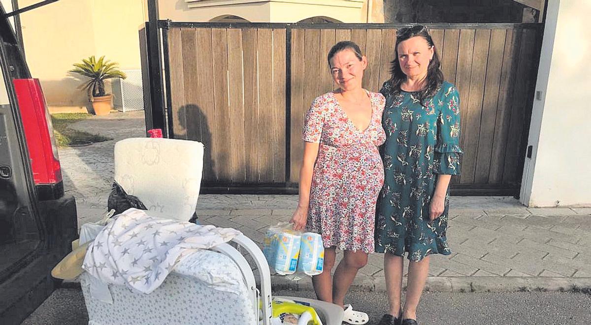 Natalia llevó pañales y un kit de recién nacido a Olga, a punto de tener un bebé.