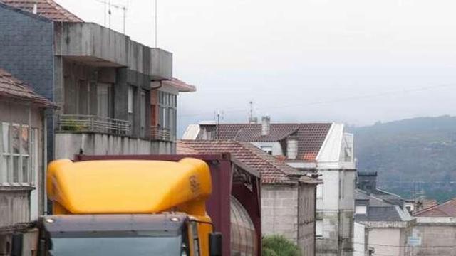 Los vehículos atraviesan el centro urbano por la N-120.  // Anxo Gutiérrez
