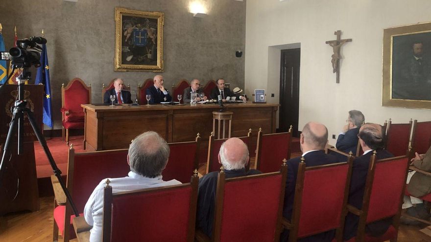 Por la izquierda, en la mesa, Leopoldo Tolivar, Ramón Rodríguez, Benigno Pendás y Javier Junceda, durante la presentación de «Biografía de la libertad: Barroco, el gran libro del mundo» el Ridea. | LNE