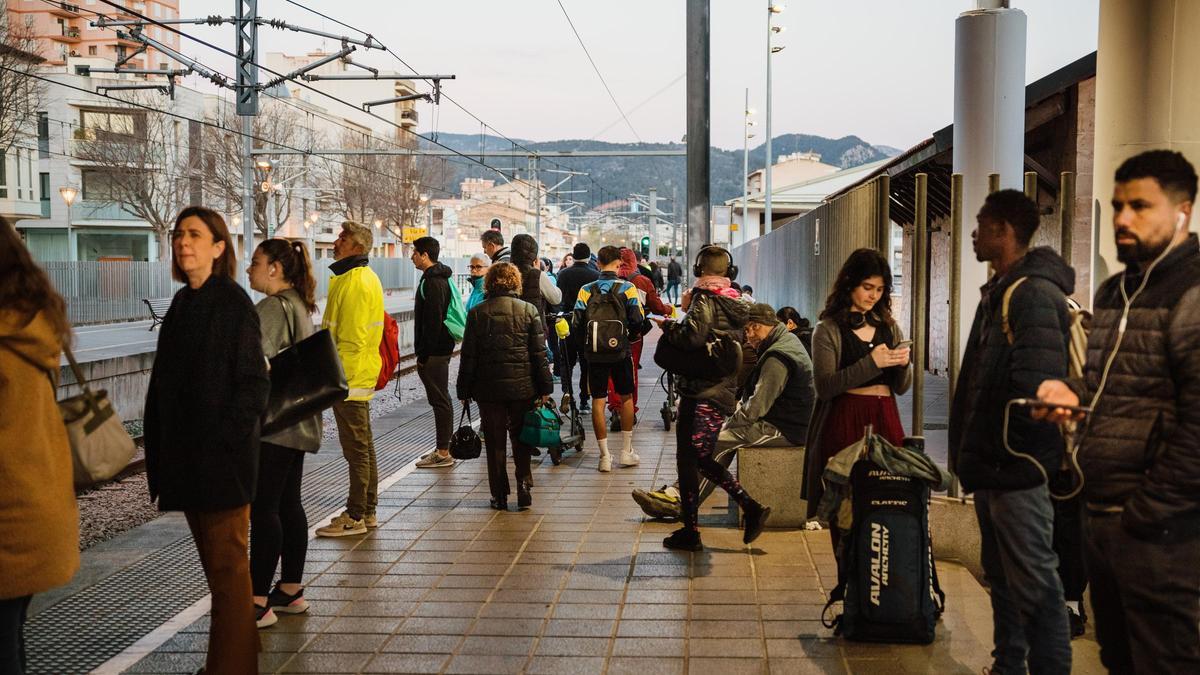 Los aparcamientos se construirán junto a paradas de tren y autobús
