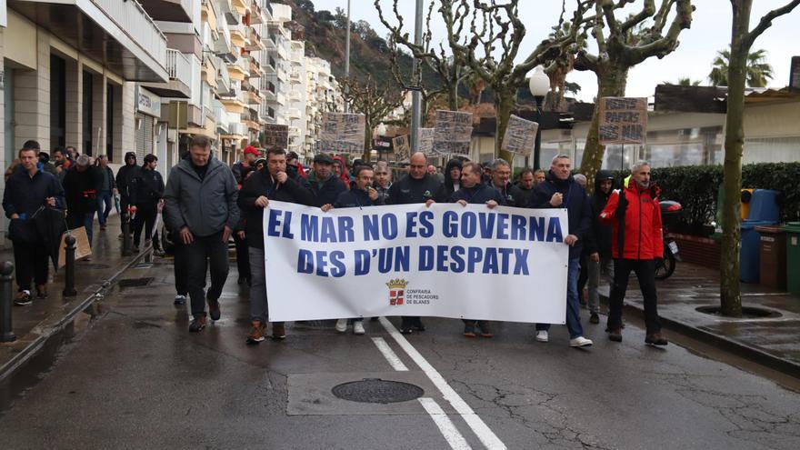 Els pescadors amarren les barques i fan vaga en contra de la burocràcia i la normativa europea