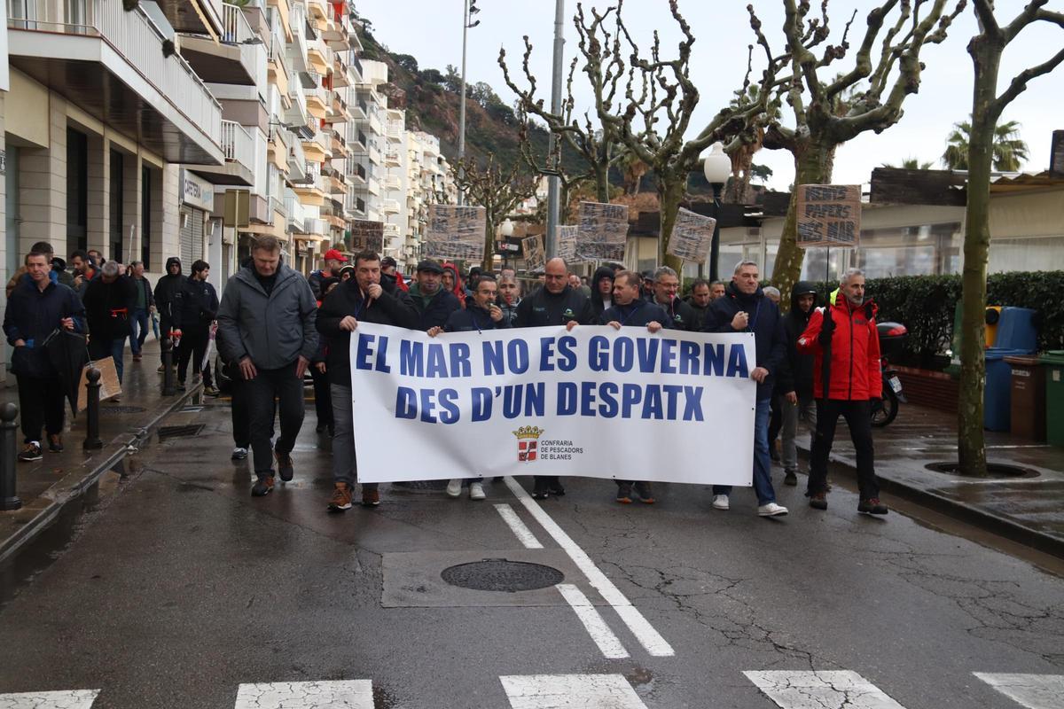 Els pescadors es manifesten a Blanes en contra de la normativa europea sobre el reglament de control.