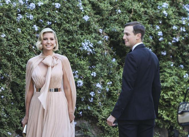 Ivanka Trump, la invitada perfecta con vestido y capa